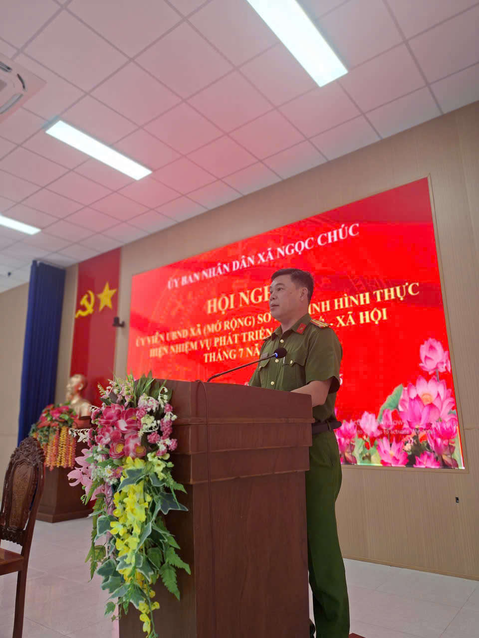 Đại diện Công an xã tham gia phát biểu và giải trình các nội dung có liên quan tại Hội nghị