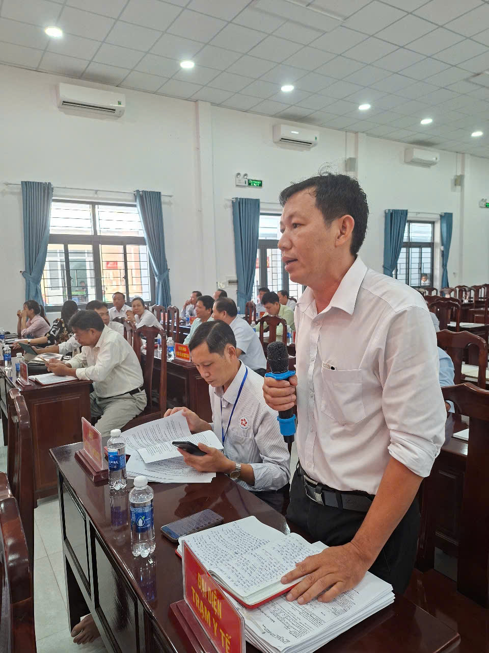 Đại diện Trạm Y tế tham gia phát biểu và giải trình các nội dung có liên quan tại Hội nghị
