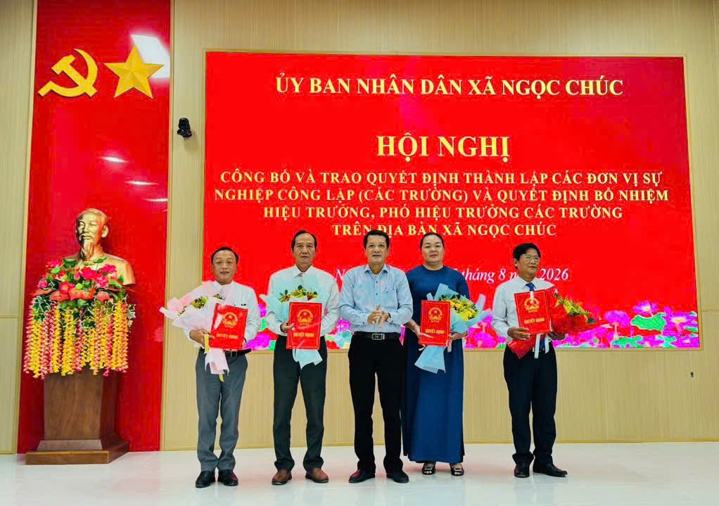 Đồng chí Lê Minh Hiếu, Bí thư Đảng ủy trao Quyết định bổ nhiệm Hiệu trưởng, Phó Hiệu trưởng Trường Trung học cơ sở Ngọc Chúc