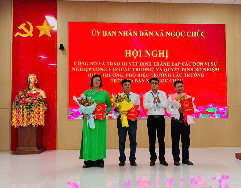 Đồng chí Lý Thành Luân, Phó Bí thư Đảng ủy, Chủ tịch UBND xã trao Quyết định bổ nhiệm Hiệu trưởng, Phó Hiệu trưởng Trường Tiểu học Ngọc Chúc 1