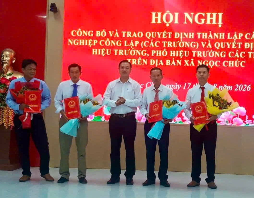 Đồng chí Lê Thanh Xuân, Phó Chủ tịch HĐND xã trao Quyết định bổ nhiệm Hiệu trưởng, Phó Hiệu trưởng Trường Tiểu học Ngọc Chúc 2