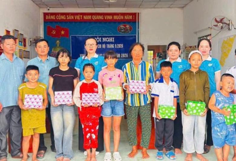 Triệu phần quà - san sẻ yêu thương